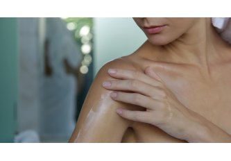 Preparare la pelle al rientro: come mantenere l’abbronzatura ed evitare l’effetto “pelle che si squama"